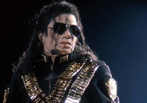 Michael Jackson deseja 'Feliz Ano Novo' no Twitter e web vai à loucura Michael Jackson deseja 'Feliz Ano Novo' no Twitter e web vai à loucura