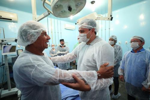 Governador anuncia contratação de terceirizados da saúde e construção de hospital no interior do AM Governador anuncia contratação de terceirizados da saúde e construção de hospital no interior do AM