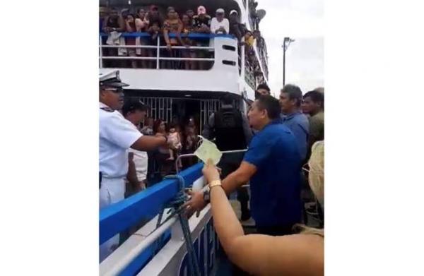 Marinha impede barco superlotado de seguir viagem do Porto de Parintins (AM) Marinha impede barco superlotado de seguir viagem do Porto de Parintins (AM)