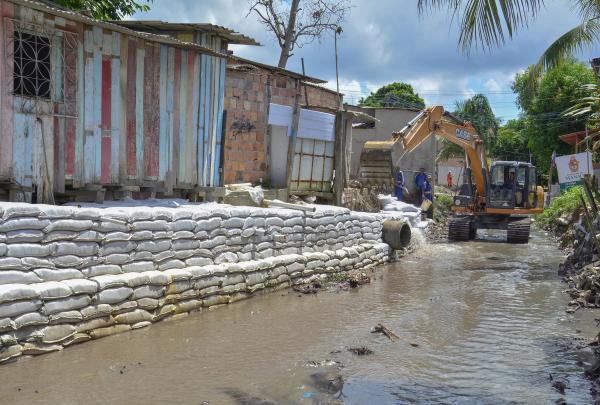 Trabalhos de dragagem e limpeza de igarapé, rip-rap e tapa-buraco no Novo Aleixo, em Manaus Trabalhos de dragagem e limpeza de igarapé, rip-rap e tapa-buraco no Novo Aleixo, em Manaus