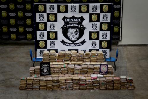 Polícia Civil prende trio com aproximadamente 400 kg de maconha do tipo skunk em bairro de Manaus Polícia Civil prende trio com aproximadamente 400 kg de maconha do tipo skunk em bairro de Manaus