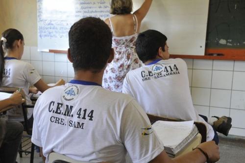 Capes oferece 60 mil bolsas para formação de professores Capes oferece 60 mil bolsas para formação de professores