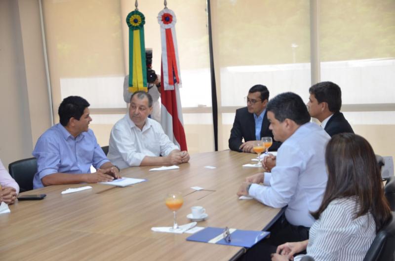 Parintins recebe R$ 16 milhões para asfaltamento e construção de casas populares Parintins recebe R$ 16 milhões para asfaltamento e construção de casas populares