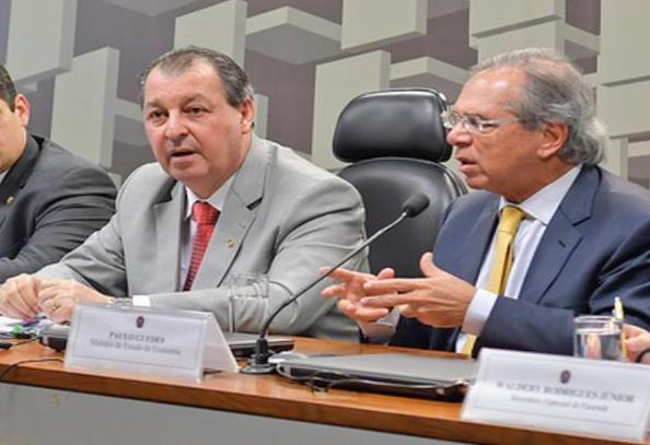 Após IPI cair para 4%, Omar convoca bancada e vai marcar reunião com Guedes Após IPI cair para 4%, Omar convoca bancada e vai marcar reunião com Guedes