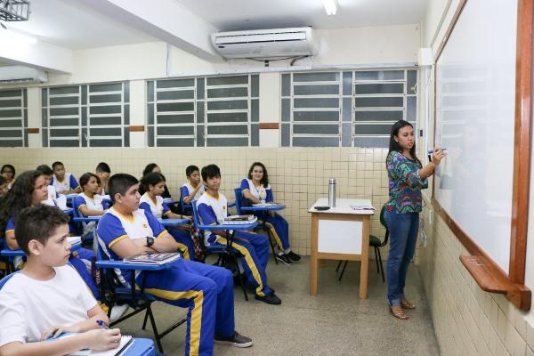 Pago abono do Fundeb a 30 mil professores e pedagogos do AM Pago abono do Fundeb a 30 mil professores e pedagogos do AM