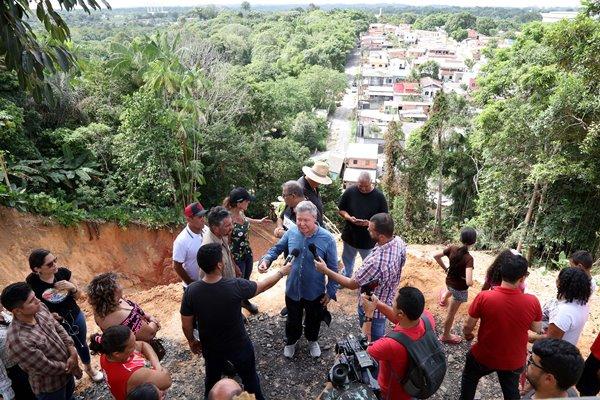 'Perigo não existe mais', diz prefeito sobre obra de contenção de erosão, em Manaus 'Perigo não existe mais', diz prefeito sobre obra de contenção de erosão, em Manaus