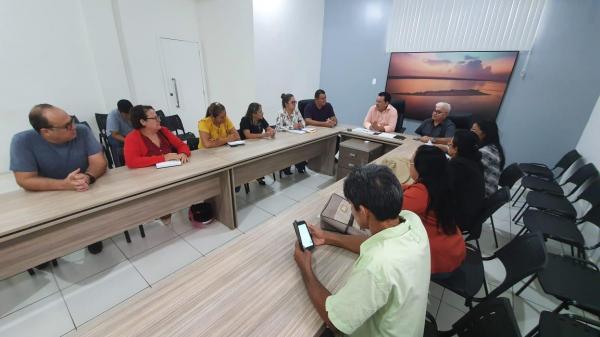 Parintins reajusta piso dos professores em 12,84 % e vai pagar abono Parintins reajusta piso dos professores em 12,84 % e vai pagar abono