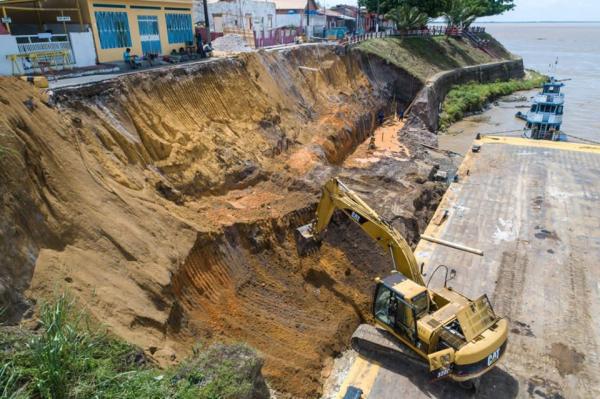 Prefeito decreta Emergência por risco de desmoronamento na Orla de Parintins Prefeito decreta Emergência por risco de desmoronamento na Orla de Parintins