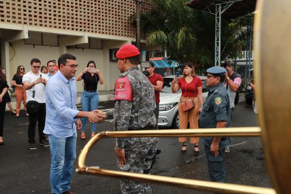 Wilson anuncia auxílio-fardamento de R$ 2,7 mil para PMs e bombeiros do AM Wilson anuncia auxílio-fardamento de R$ 2,7 mil para PMs e bombeiros do AM