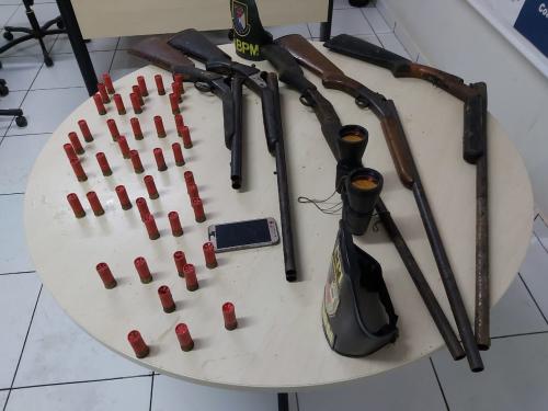 Homem é preso com lancha roubada, armas e drogas, em Coari (AM) Homem é preso com lancha roubada, armas e drogas, em Coari (AM)
