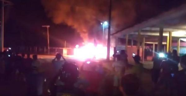 Após assumir morte de criança, homem é esquartejado e queimado por população de Fonte Boa Após assumir morte de criança, homem é esquartejado e queimado por população de Fonte Boa