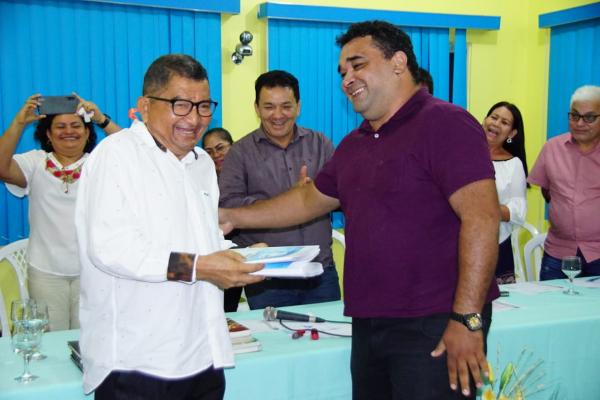 Wilson Nogueira lança livro e anuncia doação de 1,6 mil exemplares de acervo pessoal Wilson Nogueira lança livro e anuncia doação de 1,6 mil exemplares de acervo pessoal