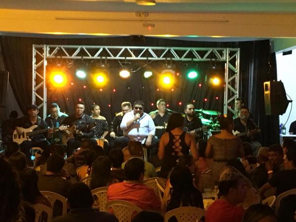David Assayag embala show cantando Caprichoso e Garantido, em Parintins David Assayag embala show cantando Caprichoso e Garantido, em Parintins