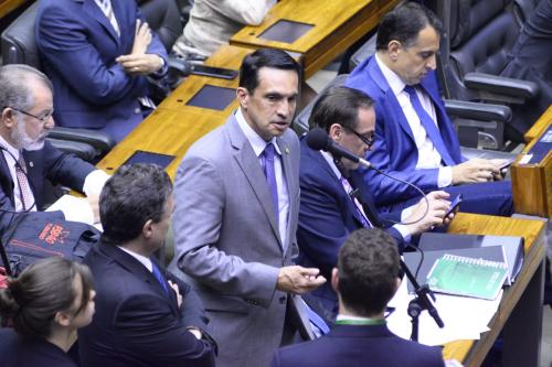 Sidney rechaça Guedes: ‘ribeirinhos protegem a floresta sem apoio do governo’ Sidney rechaça Guedes: ‘ribeirinhos protegem a floresta sem apoio do governo’