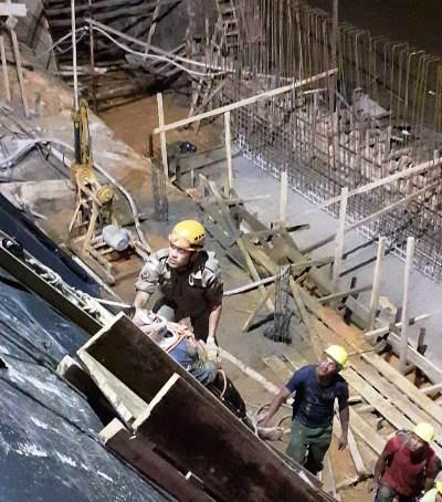 Operário fica parcialmente soterrado em acidente na obra do muro de arrimo de Parintins Operário fica parcialmente soterrado em acidente na obra do muro de arrimo de Parintins