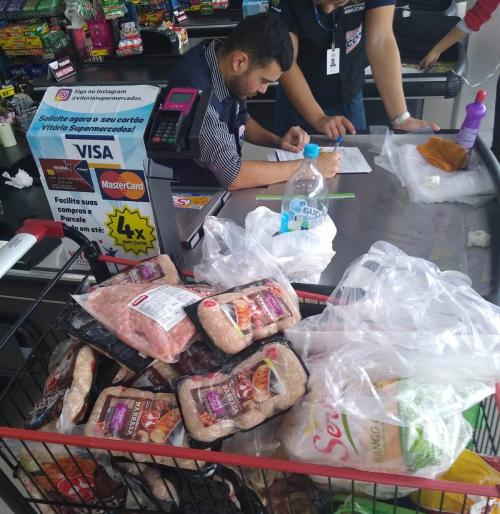 Procon-AM apreende quase 45 kg de alimentos fora de validade e com embalagens violadas Procon-AM apreende quase 45 kg de alimentos fora de validade e com embalagens violadas