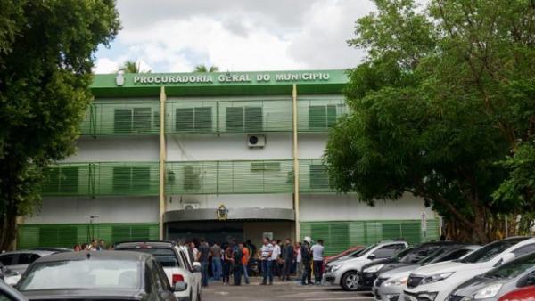 Procuradora aposentada é baleada em assalto à sede da Prefeitura de Manaus Procuradora aposentada é baleada em assalto à sede da Prefeitura de Manaus