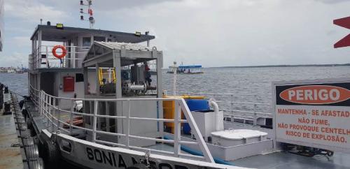 Balsa é presa transportando 100 mil litros de combustível irregular, em Manaus Balsa é presa transportando 100 mil litros de combustível irregular, em Manaus