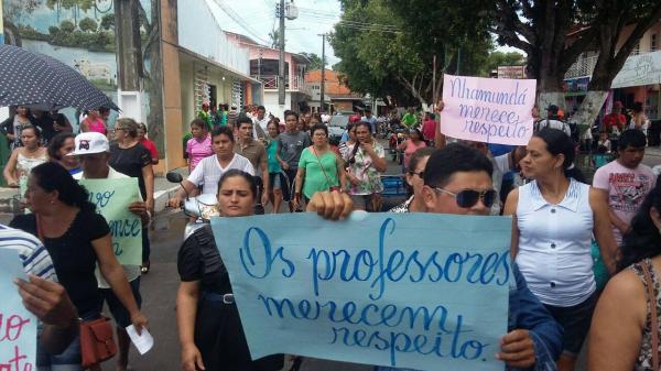 Professores de Nhamundá reivindicam que prefeito pague reajuste de 12,84% do Fundeb Professores de Nhamundá reivindicam que prefeito pague reajuste de 12,84% do Fundeb