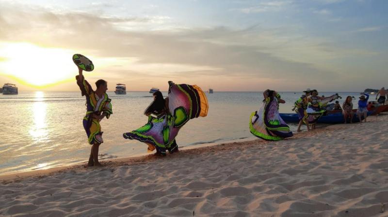 Pôr do sol: primeira edição do ano anima turistas na Ilha do Amor Pôr do sol: primeira edição do ano anima turistas na Ilha do Amor