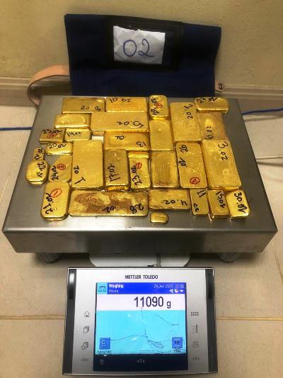 PF apreende 39,4 kg de barras de ouro e drogas no aeroporto de Manaus; três foram presos PF apreende 39,4 kg de barras de ouro e drogas no aeroporto de Manaus; três foram presos