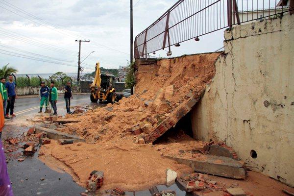 Forte chuva causa desabamentos, em Manaus; Prefeitura atende ocorrências Forte chuva causa desabamentos, em Manaus; Prefeitura atende ocorrências