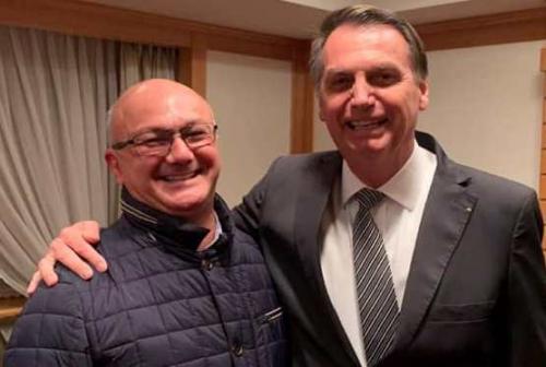 Bolsonaro em ‘xeque’ com compadre, após licitação suspeita de R$ 3 milhões da Suframa Bolsonaro em ‘xeque’ com compadre, após licitação suspeita de R$ 3 milhões da Suframa