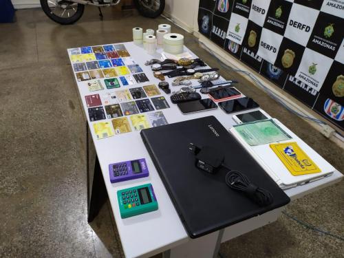 Dupla é presa por aplicar golpes em idosos em agências bancárias de Manaus Dupla é presa por aplicar golpes em idosos em agências bancárias de Manaus