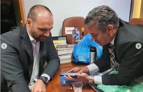 Presidente da ALE/AM demite auxiliares para agasalhar ‘pessoal’ de Menezes Presidente da ALE/AM demite auxiliares para agasalhar ‘pessoal’ de Menezes