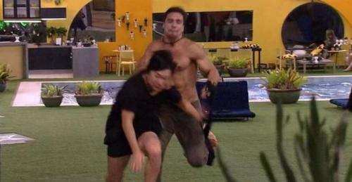 BBB20: Internautas pedem expulsão de Petrix, mais uma vez, por suposto empurrão em Pyong BBB20: Internautas pedem expulsão de Petrix, mais uma vez, por suposto empurrão em Pyong