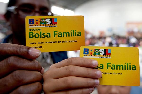 Bolsonaro congela Bolsa Família em 200 municípios e fila chega a 1 milhão Bolsonaro congela Bolsa Família em 200 municípios e fila chega a 1 milhão