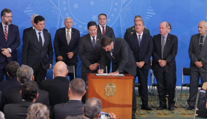 Bolsonaro assina decreto que cria Conselho Nacional da Amazônia Bolsonaro assina decreto que cria Conselho Nacional da Amazônia