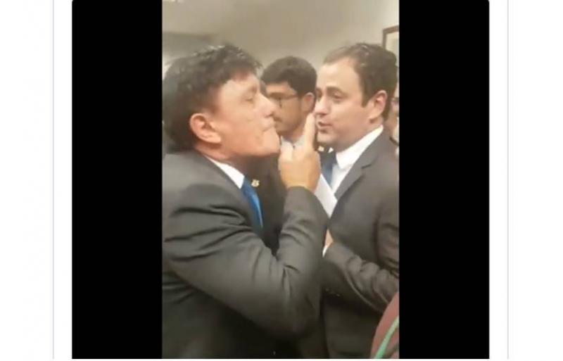 Deputados Eder Mauro e Glauber Braga são contidos em confusão na reunião com Moro Deputados Eder Mauro e Glauber Braga são contidos em confusão na reunião com Moro
