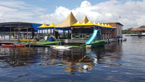 Flutuantes de Manaus são multados e embargados por maus-tratos a animais Flutuantes de Manaus são multados e embargados por maus-tratos a animais
