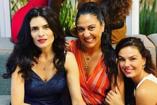 'Amor de Mãe': Com Belizário preso, Penha surge de carrão e aplique no cabelo 'Amor de Mãe': Com Belizário preso, Penha surge de carrão e aplique no cabelo
