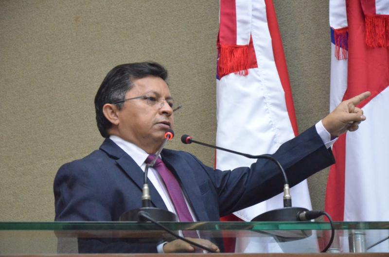 Sinésio Campos critica deputado Perícles por divulgação de Fake News Sinésio Campos critica deputado Perícles por divulgação de Fake News