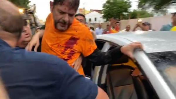 Cid Gomes é baleado ao tentar entrar com retroescavadeira em Batalhão, no CE Cid Gomes é baleado ao tentar entrar com retroescavadeira em Batalhão, no CE