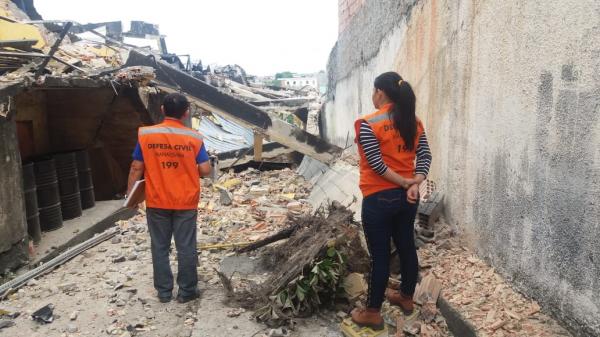 Prefeitura vistoria prédio que pegou fogo na Compensa e interdita moradias por risco de desabamento Prefeitura vistoria prédio que pegou fogo na Compensa e interdita moradias por risco de desabamento