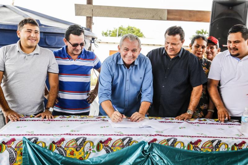 Nélio assina ordem de serviço que garante circulação de ônibus na ocupação Vista Alegre do Juá, em Santarém Nélio assina ordem de serviço que garante circulação de ônibus na ocupação Vista Alegre do Juá, em Santarém