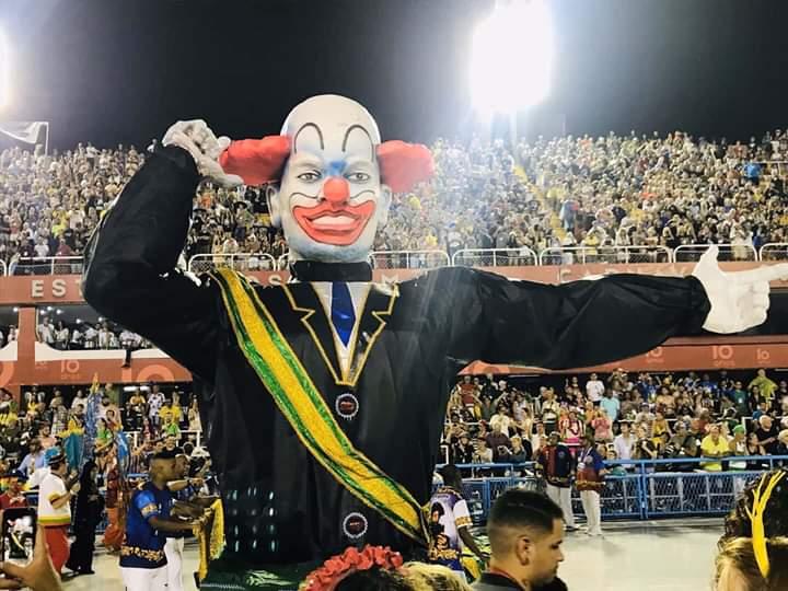 Carnaval do Rio tem protesto contra Bolsonaro com palhaço presidente que faz arminha Carnaval do Rio tem protesto contra Bolsonaro com palhaço presidente que faz arminha