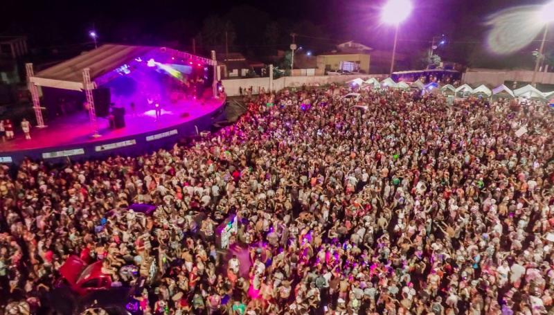 'Mela-mela' e 'Cara limpa' animam mais de 14 mil foliões em Alter do Chão (PA) 'Mela-mela' e 'Cara limpa' animam mais de 14 mil foliões em Alter do Chão (PA)