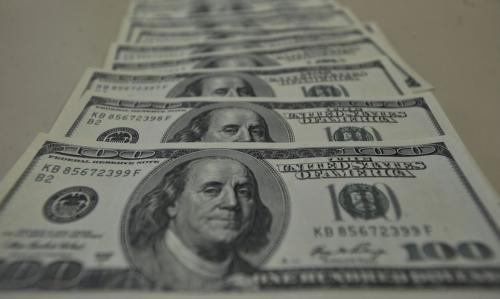Dólar aproxima-se de R$ 4,45, e bolsa cai 7% com coronavírus Dólar aproxima-se de R$ 4,45, e bolsa cai 7% com coronavírus