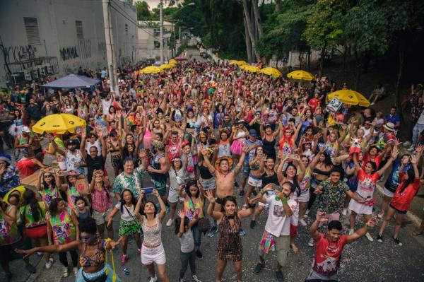 Bloco Amigos do Boi leva centenas de pessoas a dançar toadas de Caprichoso e Garantido em SP Bloco Amigos do Boi leva centenas de pessoas a dançar toadas de Caprichoso e Garantido em SP