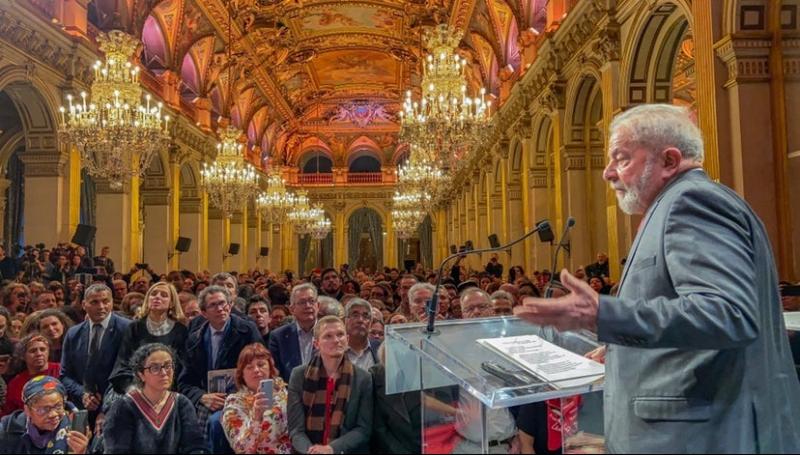 Lula recebe titulo de Cidadão Honorário de Paris e é ovacionado Lula recebe titulo de Cidadão Honorário de Paris e é ovacionado