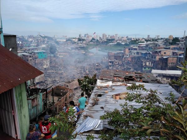 Governador entrega indenizações a famílias vítimas do incêndio no Educandos nesta quinta (5) Governador entrega indenizações a famílias vítimas do incêndio no Educandos nesta quinta (5)