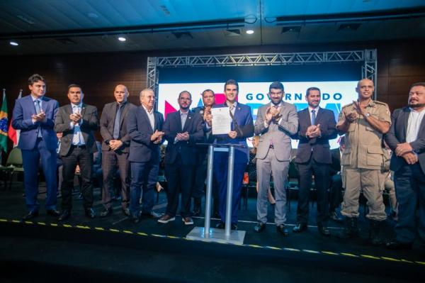Governo anuncia aumento salarial e de benefícios para PMs e Bombeiros Governo anuncia aumento salarial e de benefícios para PMs e Bombeiros