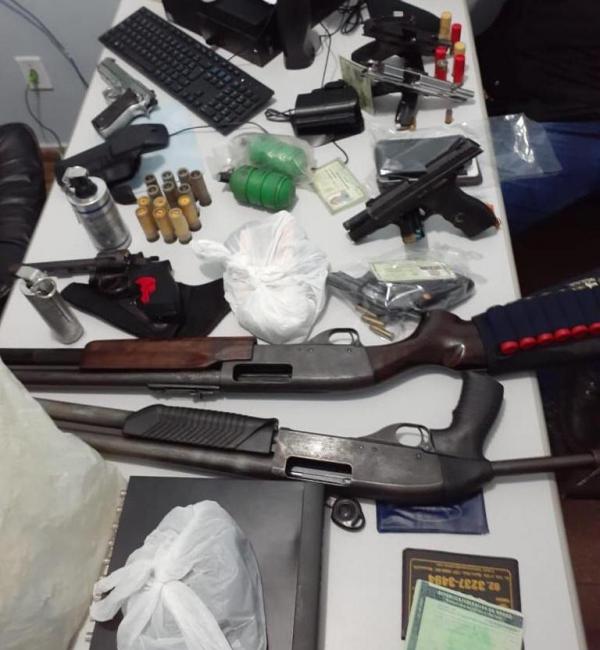 Polícia faz busca na casa de Givancir, apreende arsenal e prende quatro pessoas Polícia faz busca na casa de Givancir, apreende arsenal e prende quatro pessoas