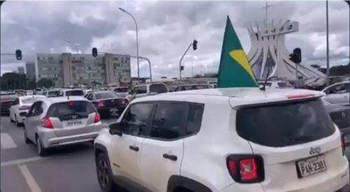 Bolsonaro ignora coronavírus e estimula e comemora protestos contra o Congresso e o STF Bolsonaro ignora coronavírus e estimula e comemora protestos contra o Congresso e o STF