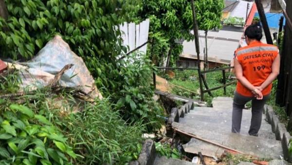 Defesa Civil atende cinco ocorrências durante a chuva desta quinta (19), em Manaus Defesa Civil atende cinco ocorrências durante a chuva desta quinta (19), em Manaus