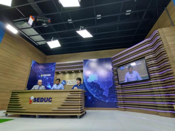 Seduc anuncia aulas em TV aberta para 180 mil alunos da rede estadual Seduc anuncia aulas em TV aberta para 180 mil alunos da rede estadual